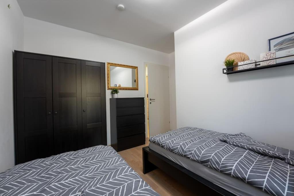 Huge Flat With Terrace & Parking And 3 Bed Viena