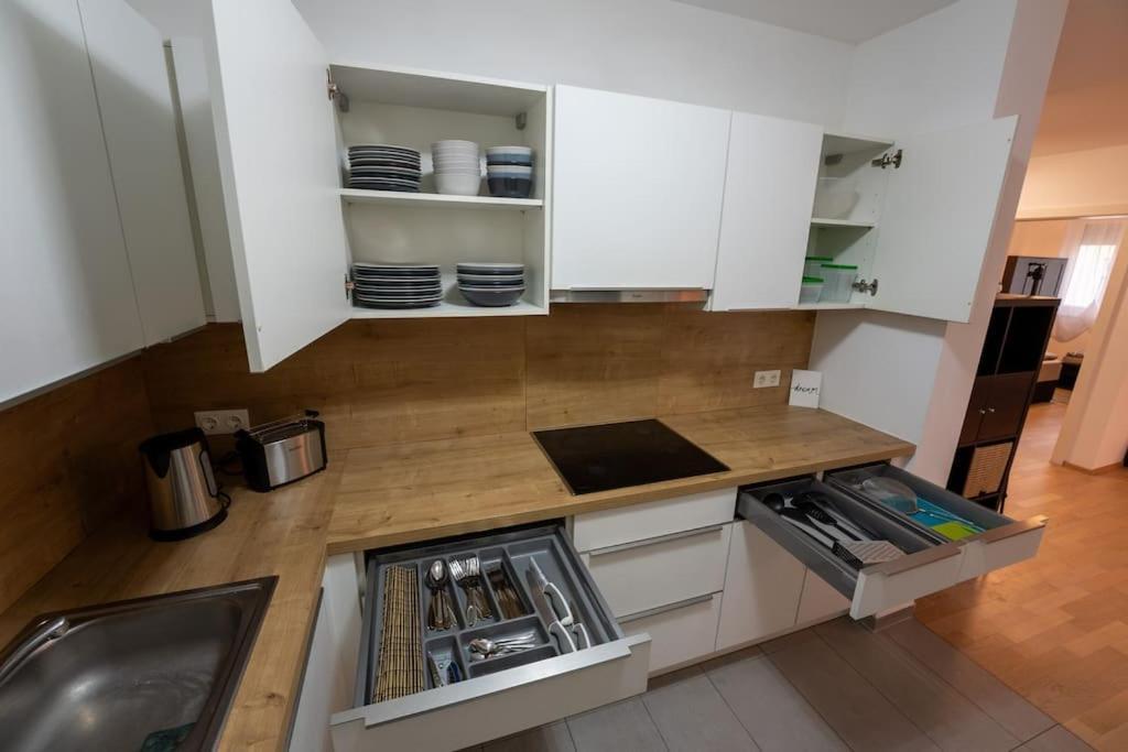 Huge Flat With Terrace & Parking And 3 Bed * Viena