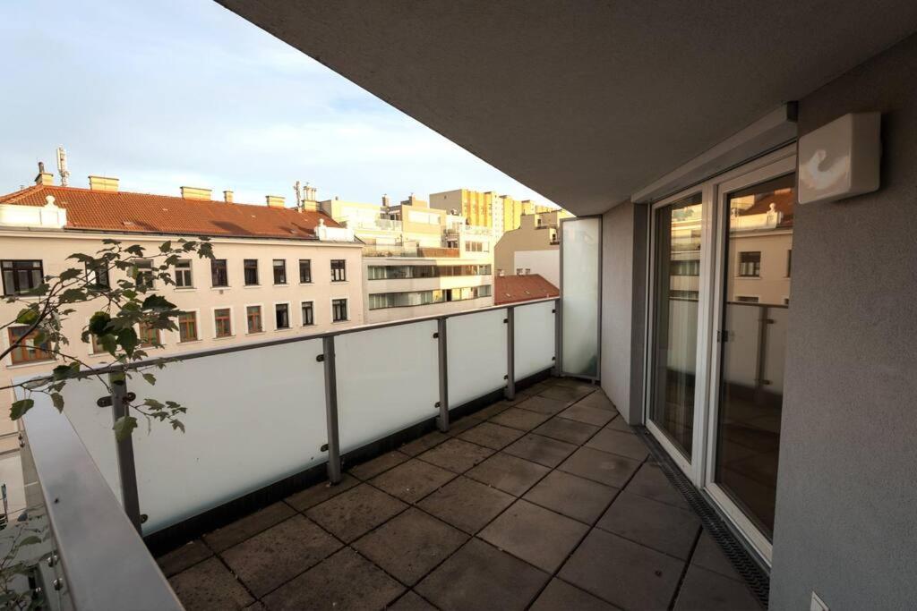 Huge Flat With Terrace & Parking And 3 Bed Apartamento