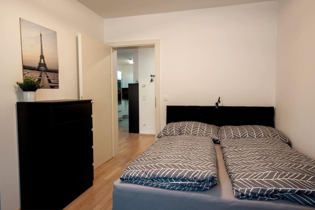 Huge Flat With Terrace & Parking And 3 Bed *